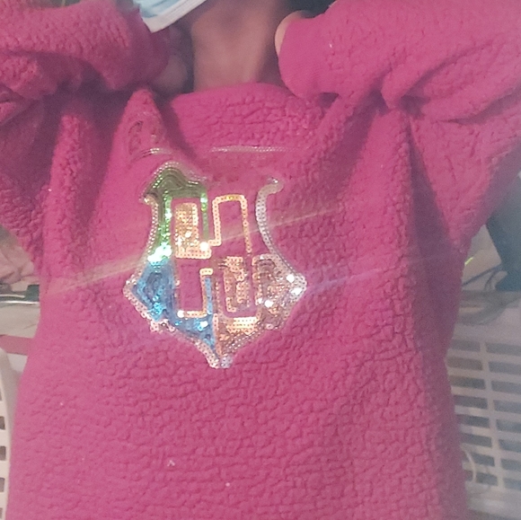 Red Hogwarts sweatshirt - Picture 2 of 3